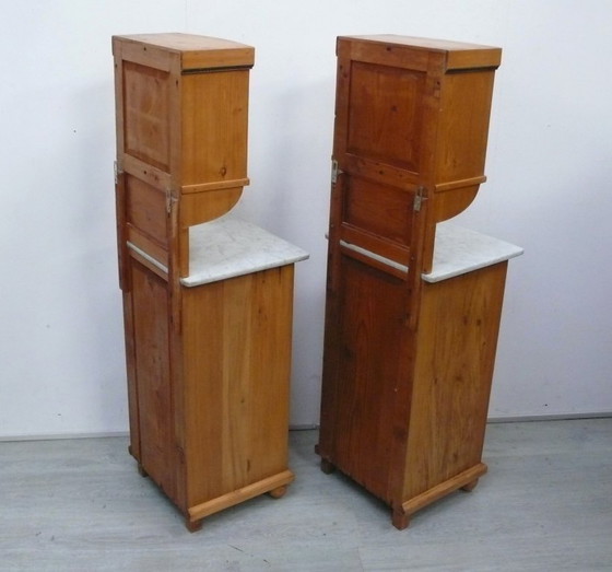 Image 1 of 2 Biedermeier Nachttische mit Vitrinen-Aufsatz um 1870, Naturholz + Facettenglas