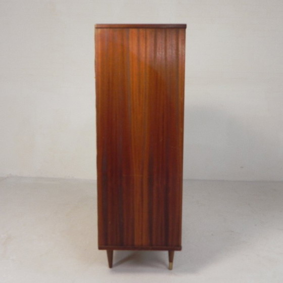 Image 1 of Vitrina de estilo futurista con puertas correderas de cristal, Bélgica, década de 1960.
