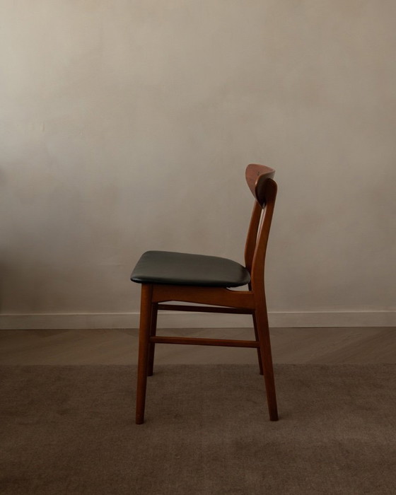 Image 1 of Ensemble de 6 chaises de salle à manger danoises vintage du milieu du XXe siècle · Teck et Skai noir