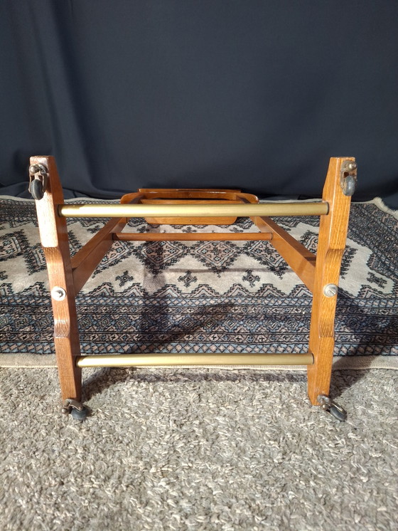 Image 1 of Perchero de madera con ruedas