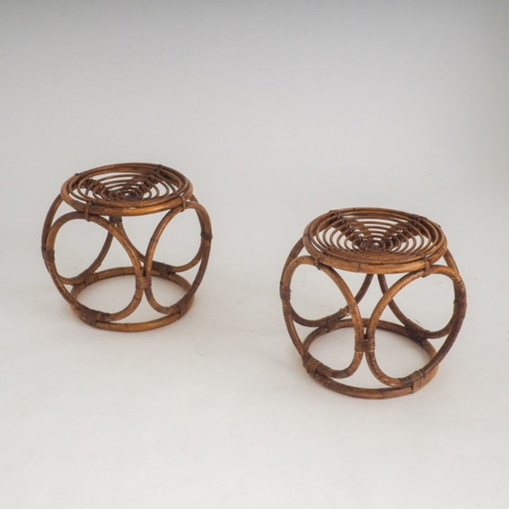 Coppia di sgabelli/tavolini vintage in rattan realizzati a mano (photo 6 of 12)