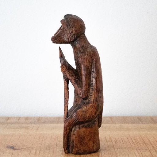 Singe en bois sculpté à la main, tenant une lance : sculpture d'art populaire zoulou d'Afrique du Sud (photo 2 of 10)