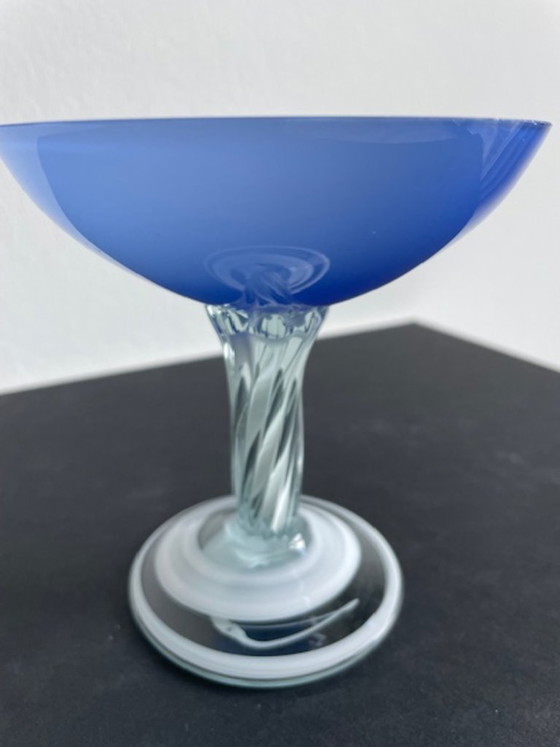 Image 1 of Gobelet vintage italien en verre de Murano – bleu et blanc – fait main