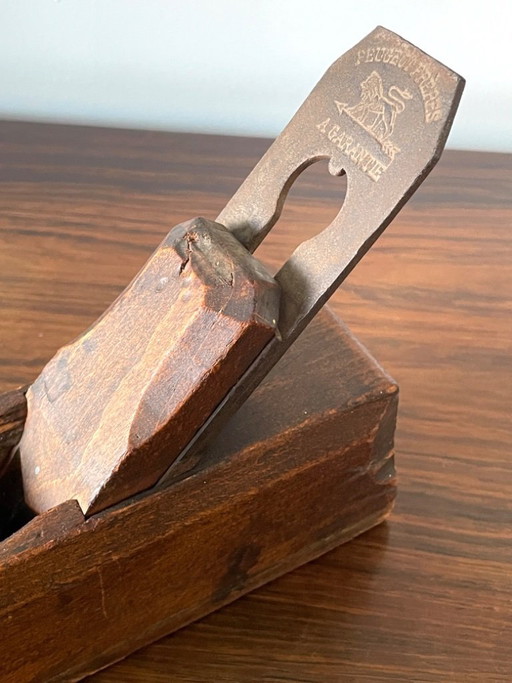 Attrezzi da falegnameria antichi del XIX secolo per la piallatura del legno.