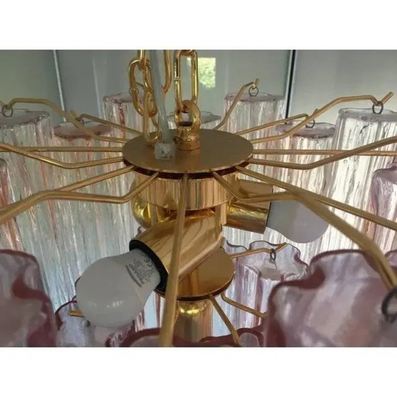 Image 1 of Coppia di lussuosi lampadari Tronchi in vetro di Murano rosa con struttura in metallo placcato oro 24 carati.