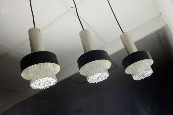Image 1 of Mid-century modern hanglamp met 3 lichtpunten, glas, chroom en zwart metaal, jaren 60.