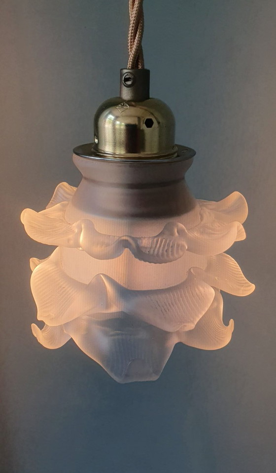Image 1 of Antike Glas-Hängelampe. Tulpen- oder Rosenlampe aus mattiertem Glas.
