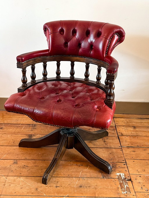 Chesterfield-Schreibtischstuhl aus rotem Leder mit zeitlosem Charakter