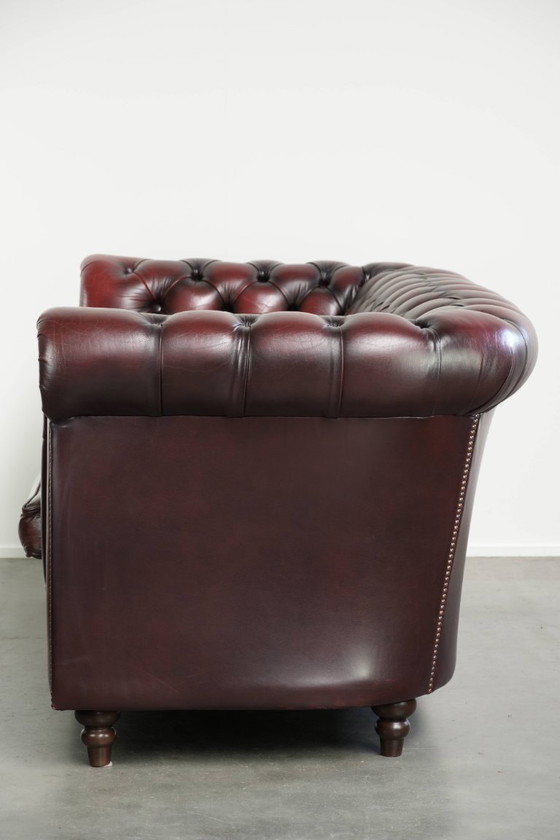 Sofá Chesterfield 2.5 plazas de cuero de buey rojo atemporal con una hermosa pátina – Sofás de 2 plazas (photo 4 of 13)