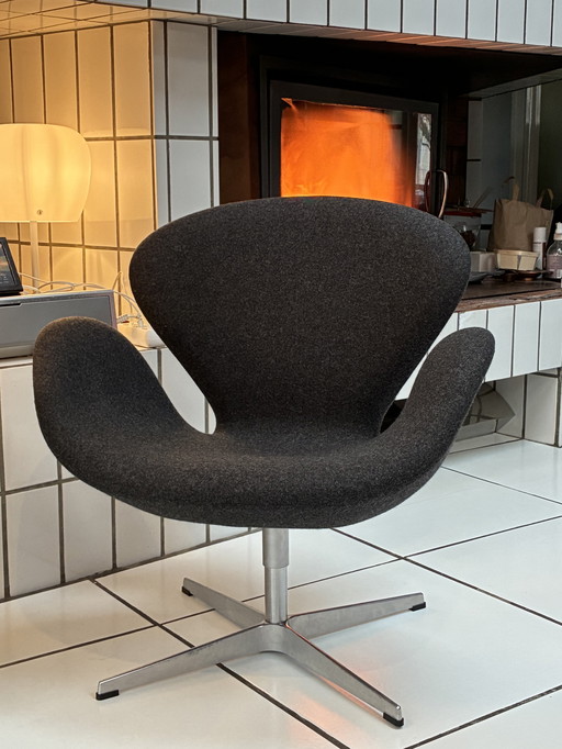 Zwanenfauteuil van Arne Jacobsen, geproduceerd door Fritz Hansen.
