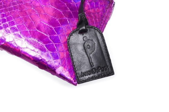 Image 1 of Maison Du Posh, Clutch aus metallisch schimmerndem Schlangenleder in Rosa