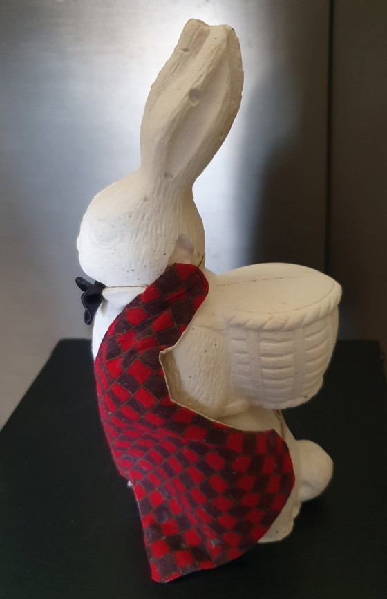 Image 1 of Conejo de Pascua antiguo con cesta (24 cm) – papel maché/yeso – ca. 1930/50