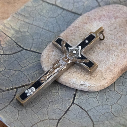 Pendentif croix pectorale française ancienne du XIXe siècle : ébène dans un cadre argenté