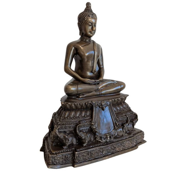 Boeddha in meditatie op olifantenvoetstuk – kavel 143 – Beeldhouwkunst (photo 2 of 10)