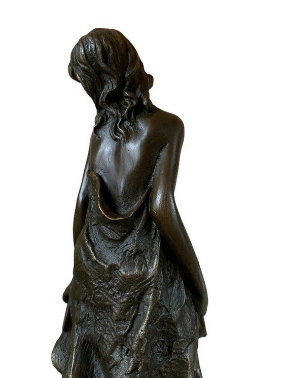 Image 1 of Statue en bronze Femme demi-nue sur tabouret