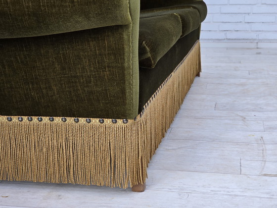 Image 1 of Sofá danés de tres plazas, años 70, terciopelo verde, patas de madera de fresno.