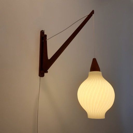 Lámpara de pared de diseño danés de mediados de siglo en teca y vidrio esmerilado.