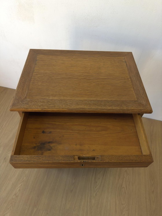 Image 1 of Oude eikenhouten bijzettafel uit de jaren 50.