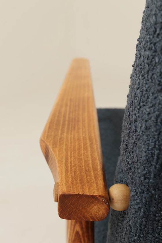 Image 1 of Fauteuil scandinave bleu marine à structure en bois bouclé, design H.Lis