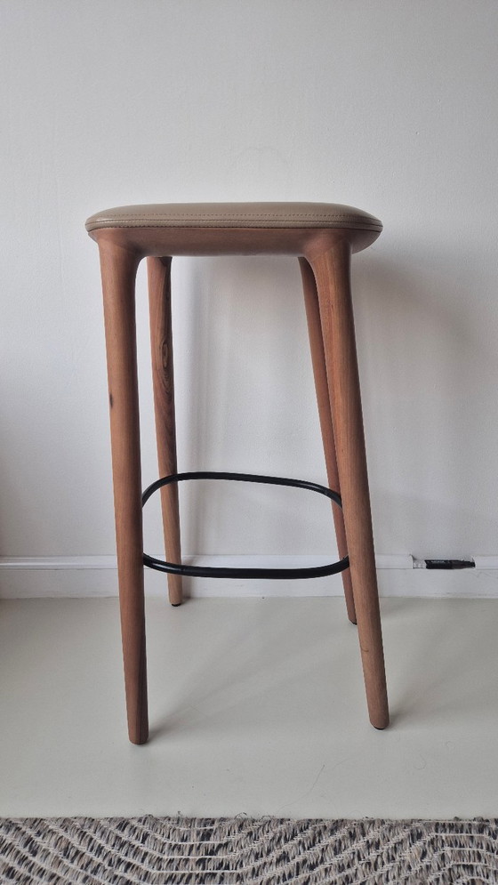 3 x Artisan Neva Hocker, 79 cm hoch, mit Ledersitz und schwarzer Fußstütze, in sehr gutem Zustand (photo 17 of 24)