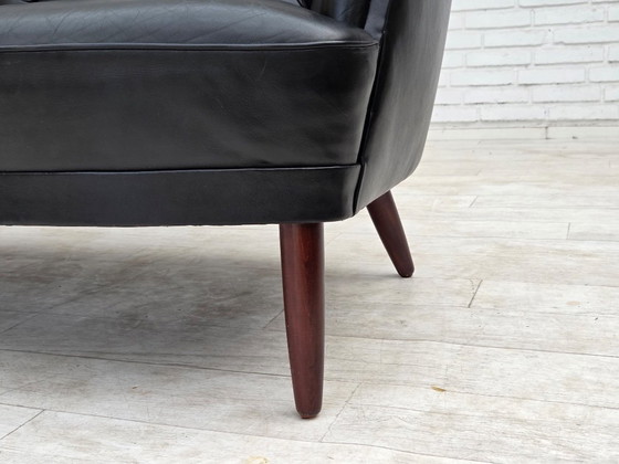 Skandinavisches Sofa aus den 1960er Jahren, bezogen mit schwarzem Möbelleder. – 2 Sitzer Sofas, Wood (photo 4 of 18)