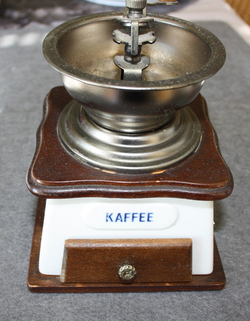 Kaffemühle Alt Mit Porzellan