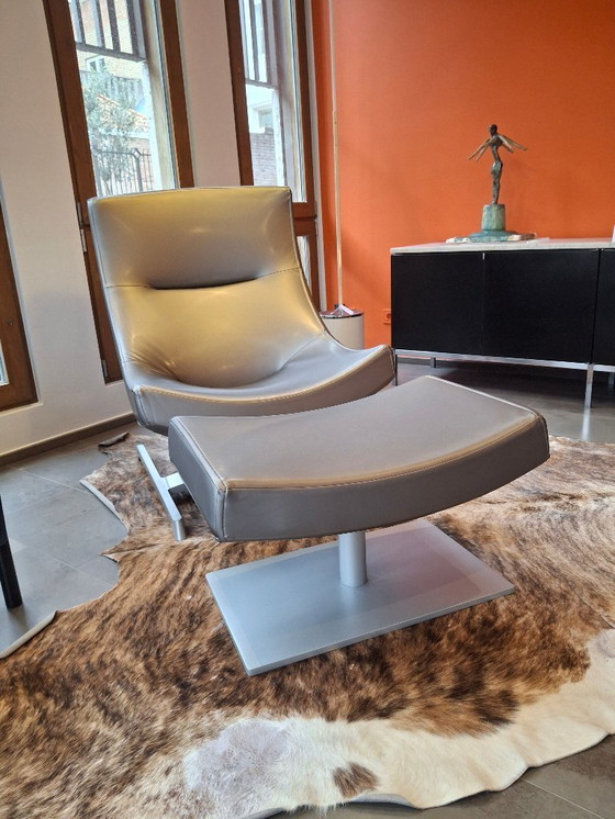 Image 1 of Sillón Cassina con otomana.