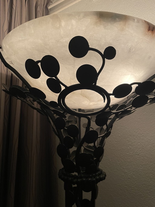 Een art nouveau stijl staande schemerlamp