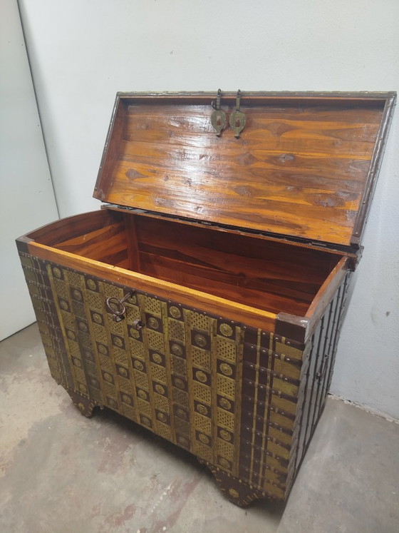 Beautiful XXL Indian dowry chest with hammered copper details – Storage cabinet, Metal, Wood (photo 7 of 17)