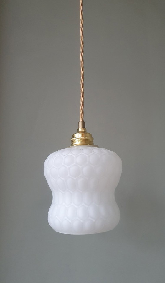 Image 1 of Set Vintage hanglampen -  opaline glas met honingraat textuur