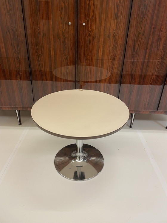 Image 1 of Table d'appoint à pied trompette de Mayer