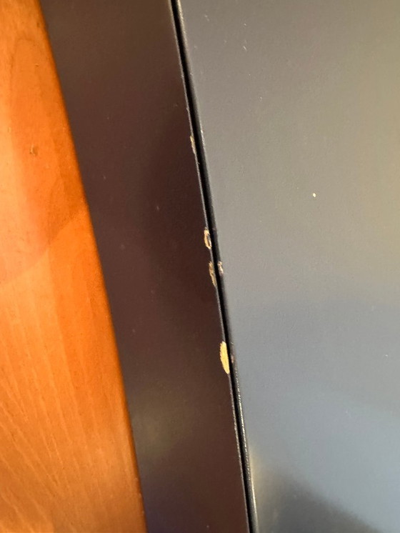 Image 1 of Escritorio de diseño elegante con superficie curva.