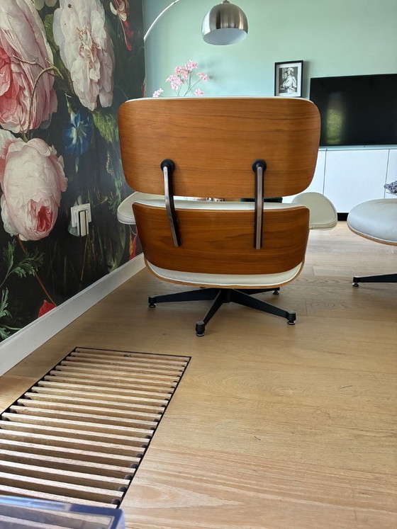 Serious Replica - Vitra Eames Lounge Chair And Ottoman Walnut - White Leather – Furnicons (photo 4 of 5)