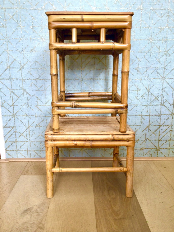 Image 1 of Conjunto de 2 mesas auxiliares de ratán de mediados del siglo XX.