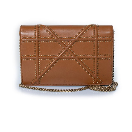 Image 1 of Bolso de hombro mini con cadena y tachuelas de Dior.
