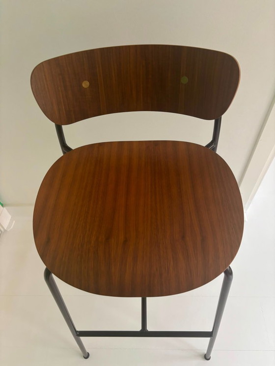 Image 1 of 1 hoge kruk &tradition Pavilion bar chair walnut seat/ back black base en brass fittings AV9RRP