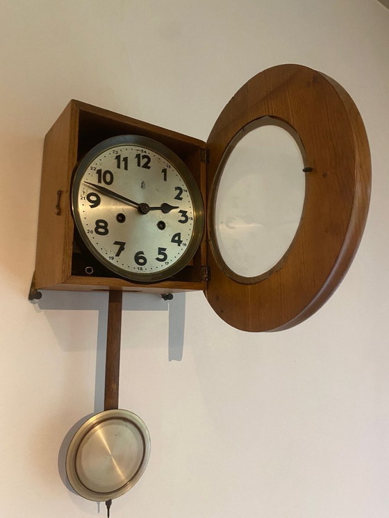 Image 1 of Horloge murale à pendule allemande vintage – mouvement mécanique, milieu du XXe siècle