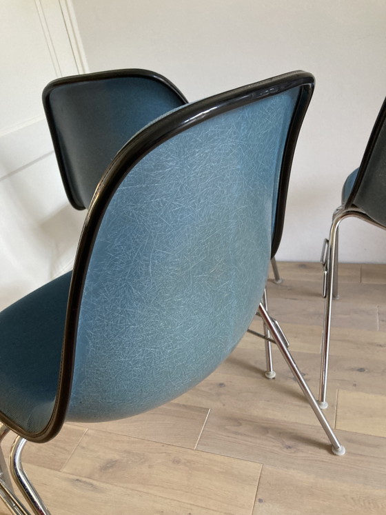 3 sedie da pranzo Eames in fibra di vetro di Vitra – Metal, Chrome (photo 8 of 15)