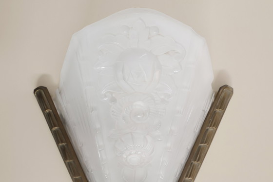 Image 1 of Franse Art Deco wandarmatuur met matte, geperst glazen kap, jaren 1920