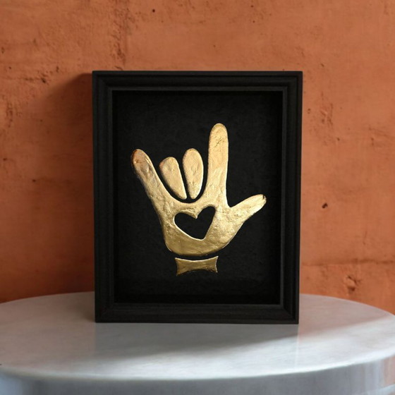 Image 1 of Opera d'arte in oro con scritta "Ti amo", gesto della mano placcato oro 23kt in cornice
