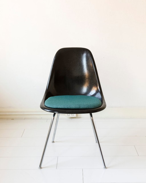 Carcasa de fibra de vidrio Eames con base en H