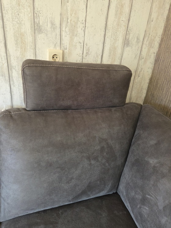 Image 1 of Mooie zgan 2 jaar oud antraciet grijze loungebank met Hocker 