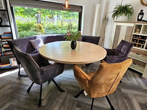 Round Dining Room Table in Fine Condition