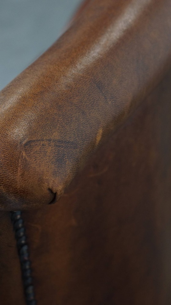 Image 1 of 4 x Esszimmerstuhl aus Schafsleder mit einem Besatz aus Ziernägeln