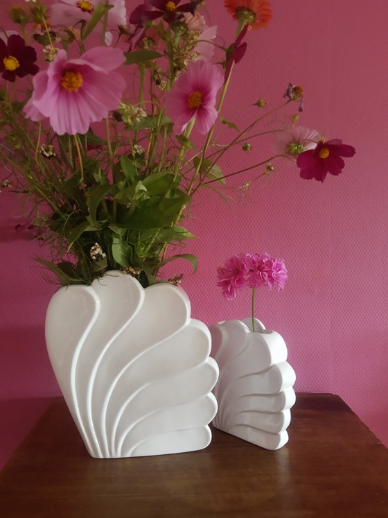 Conjunto Único de Jarrones Decorativos de Porcelana Blanca con Forma de Concha Mid-Century, Set Revival Art (photo 4 of 15)