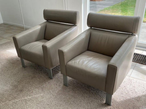 Leolux Patachou armchairs in liver-colored Scandinavia leather with legs in epoxy-lacquered aluminium – fauteuils