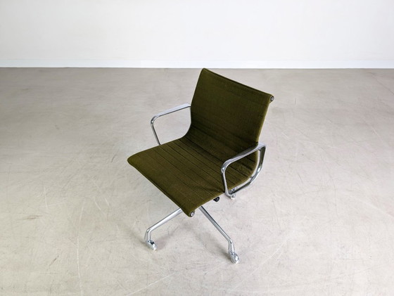 Image 1 of Silla de oficina original de mediados de siglo Herman Miller EA 117 Eames verde