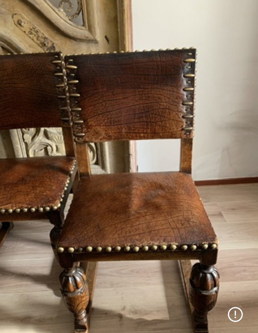 Un conjunto de 4 sillas cromwellianas a juego