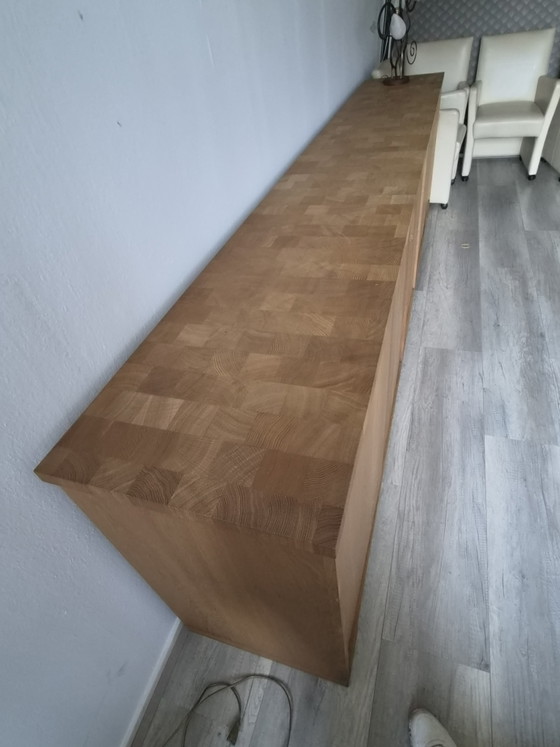 Bellissima credenza a 5 ante senza maniglie in legno massello di rovere. – Credenze, Wood (photo 4 of 6)