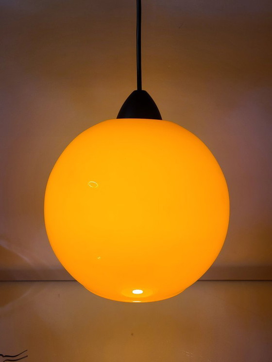 Image 1 of Lampada a sospensione vintage in vetro opalino arancione, probabilmente anni '80